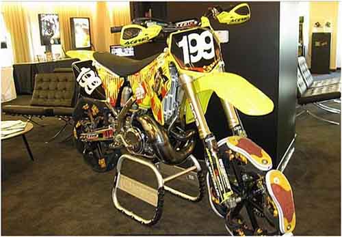 履き古したトレーナーがバイクのタイヤに変身